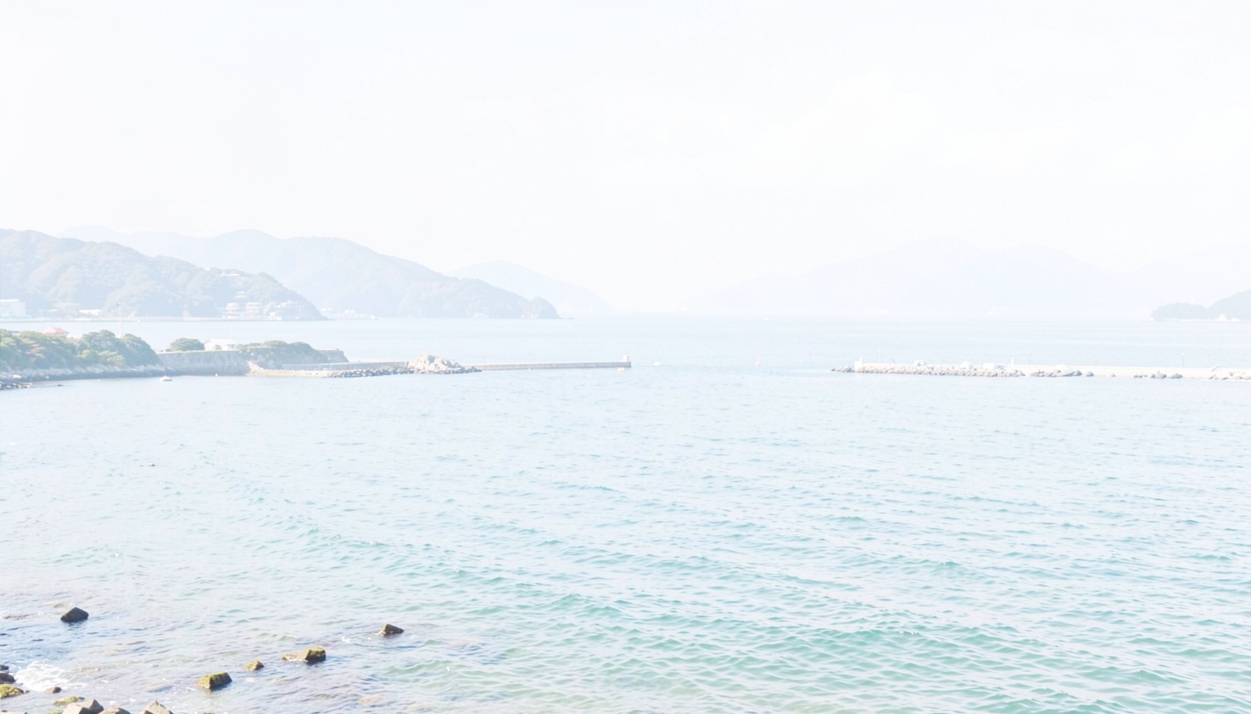 瀬戸内海に浮かぶ島々と穏やかな海面、広島の明るい昼間の海岸風景